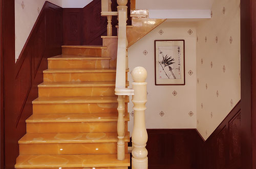 临河中式别墅室内汉白玉石楼梯的定制安装装饰效果